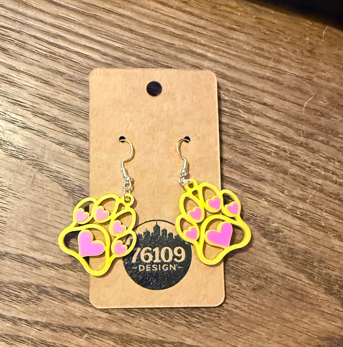 76109 Design Paw Print Earring